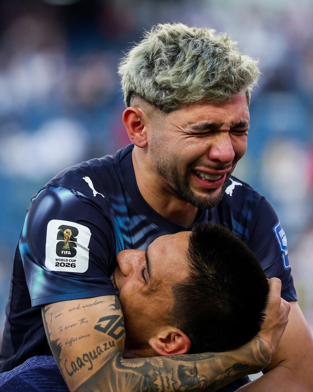 Dos jugadores de Paraguay se abrazan llorando de emoción en el Mundial 2026