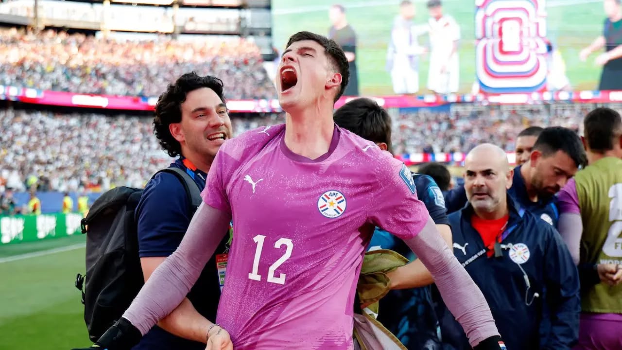 El arquero de Paraguay grita de emoción celebrando en el Mundial 2026