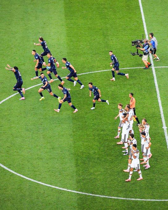 La selección paraguaya corre a festejar mientras el rival observa cabizbajo