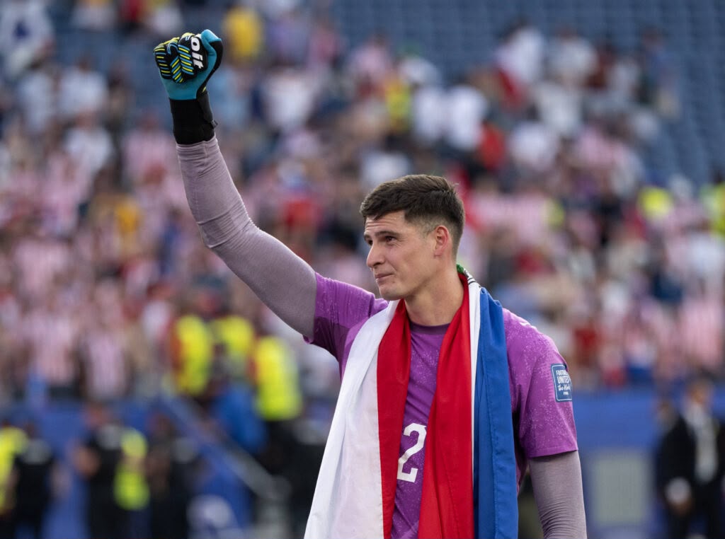 El arquero de Paraguay celebra con la bandera al hombro y el puño en alto
