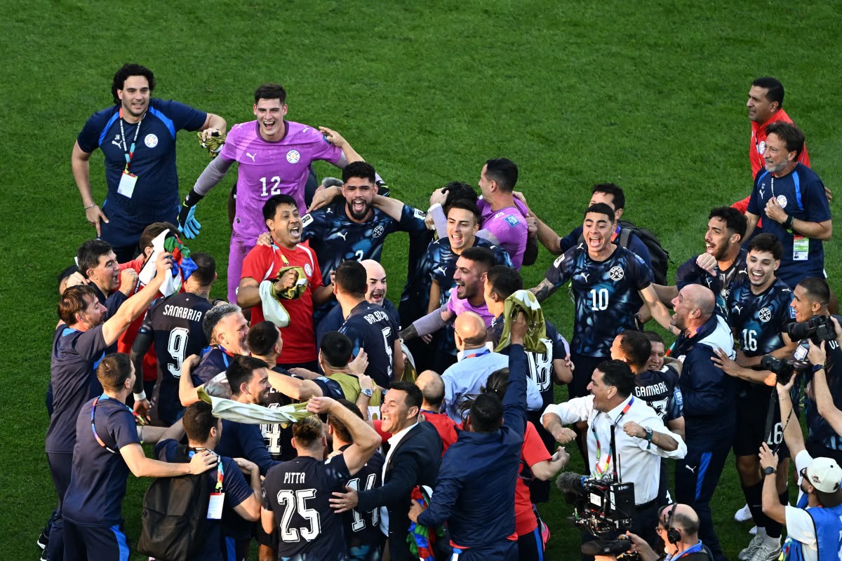 El plantel completo de Paraguay celebra junto al cuerpo técnico en el Mundial 2026