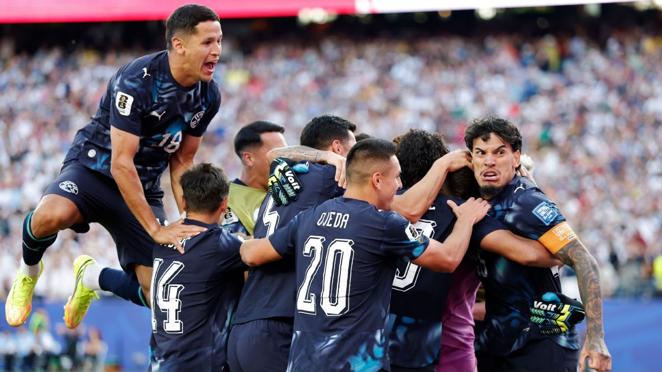 Jugadores de Paraguay saltan abrazados para festejar en el Mundial 2026